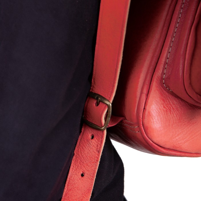 Czerwony plecak z naturalnej skóry wykonany ręcznie w Maroku. Kompaktowe wymiary 30×20×10 cm, cztery kieszenie, minimalistyczny design. (11)