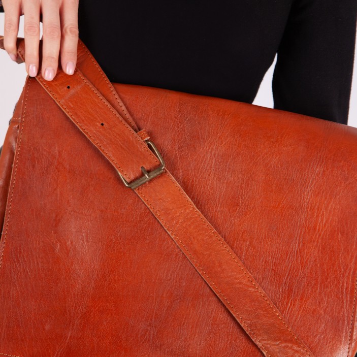 Elegancka torba z naturalnej skóry w kolorze koniakowym. Ręcznie wykonana, z wieloma kieszeniami, idealna do pracy i na co dzień. (7)