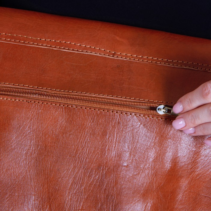 Elegancka torba z naturalnej skóry w kolorze koniakowym. Ręcznie wykonana, z wieloma kieszeniami, idealna do pracy i na co dzień. (8)