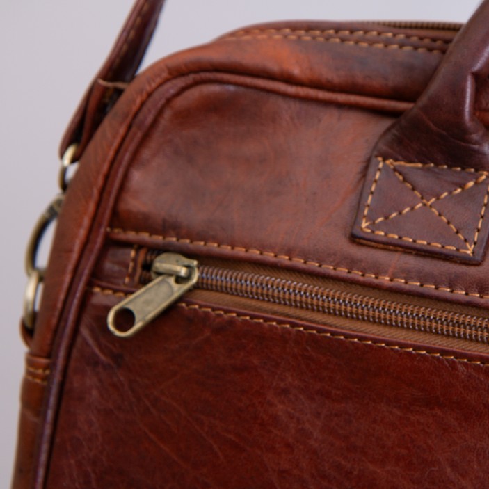 Elegancka torba biznesowa z naturalnej skóry w kolorze koniakowym. Odpinany pasek, idealna na laptop i dokumenty. (2)