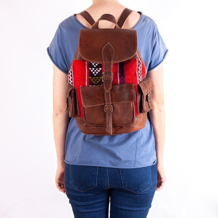 Brązowy plecak z naturalnej skóry z wełnianym etnicznym wzorem. Ręcznie wykonany w Maroku, cztery kieszenie (2)