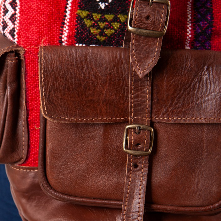 Brązowy plecak z naturalnej skóry z wełnianym etnicznym wzorem. Ręcznie wykonany w Maroku, cztery kieszenie (4)