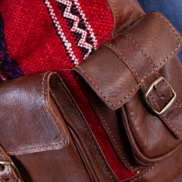 Brązowy plecak z naturalnej skóry z wełnianym etnicznym wzorem. Ręcznie wykonany w Maroku, cztery kieszenie (5)