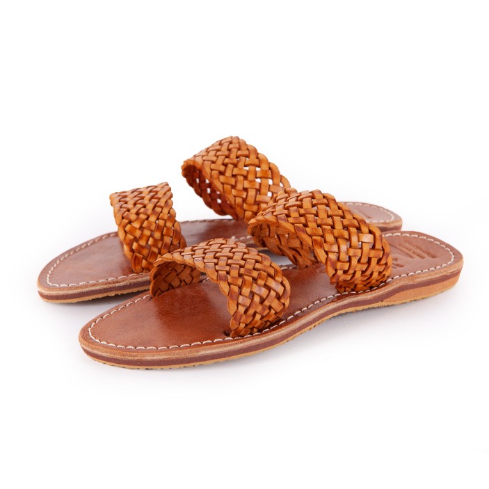 Para laczków, wykonana z naturalnej, miękkiej skóry. Góra laczka wykonana została z ręcznie plecionych skórzanych pasków, które pozostawiono w naturalnym kolorze. . Laczki są niezwykle komfortowe i wygodne do noszenia. Podwójny pasek zapewnia sztywność i dobrą przyczepność do stopy. Dodatkowo dodają lekkości i unikatowego wyglądu każdej stylizacji. (1)