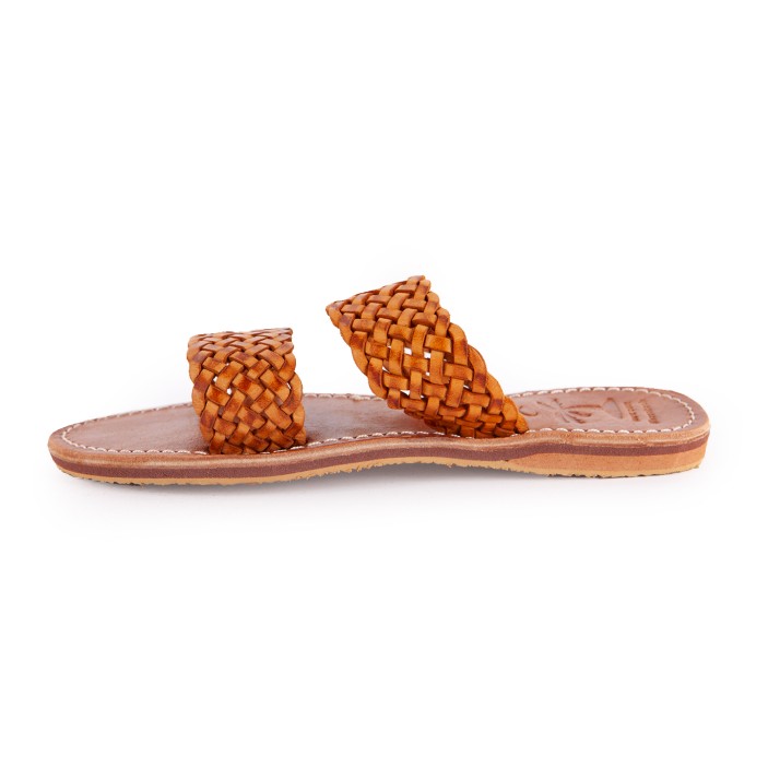 Wysokość obcasa laczków wynosi 1,5 cm. (2)