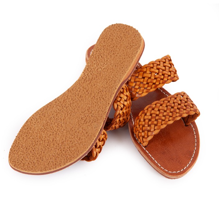 Para laczków, wykonana z naturalnej, miękkiej skóry. Góra laczka wykonana została z ręcznie plecionych skórzanych pasków, które pozostawiono w naturalnym kolorze. . Laczki są niezwykle komfortowe i wygodne do noszenia. Podwójny pasek zapewnia sztywność i dobrą przyczepność do stopy. Dodatkowo dodają lekkości i unikatowego wyglądu każdej stylizacji. (3)