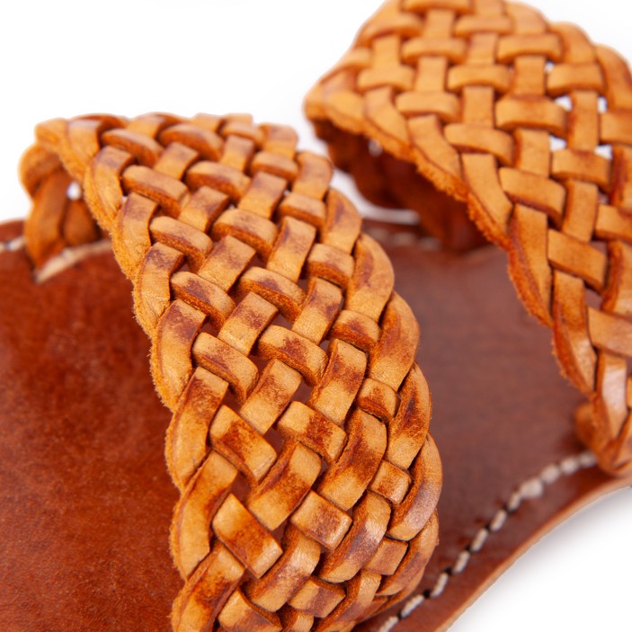 Ręcznie pleciona skóra pozostawiona w naturalnym odcieniu skóry.  (4)