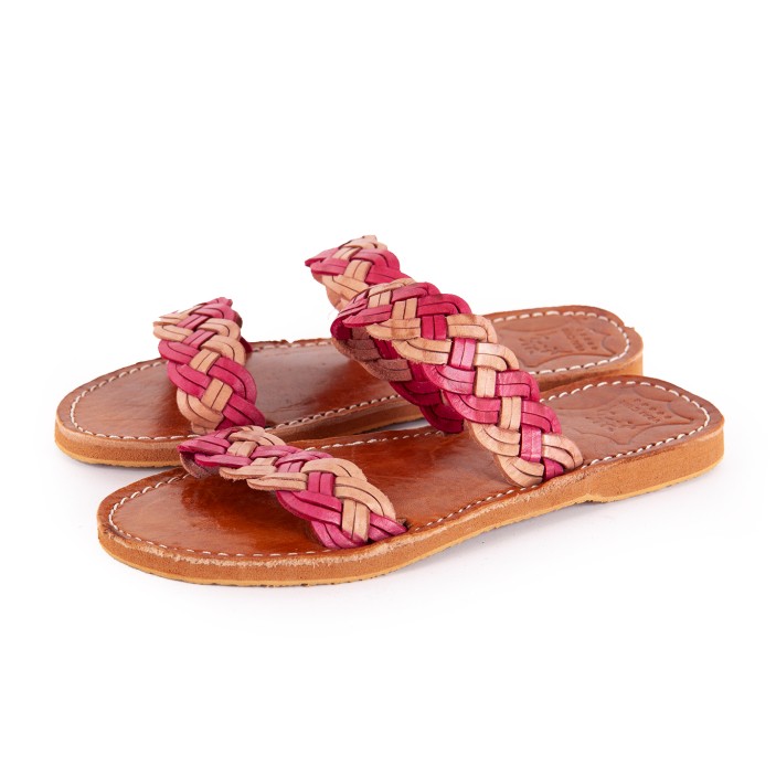 Para laczków, wykonana z naturalnej, miękkiej skóry. Góra laczka wykonana została z ręcznie plecionych skórzanych pasków, które zabarwiono na różowy kolor. Laczki są niezwykle komfortowe i wygodne do noszenia. Podwójny pasek zapewnia sztywność i dobrą przyczepność do stopy. Dodatkowo dodają lekkości i unikatowego wyglądu każdej stylizacji. (1)