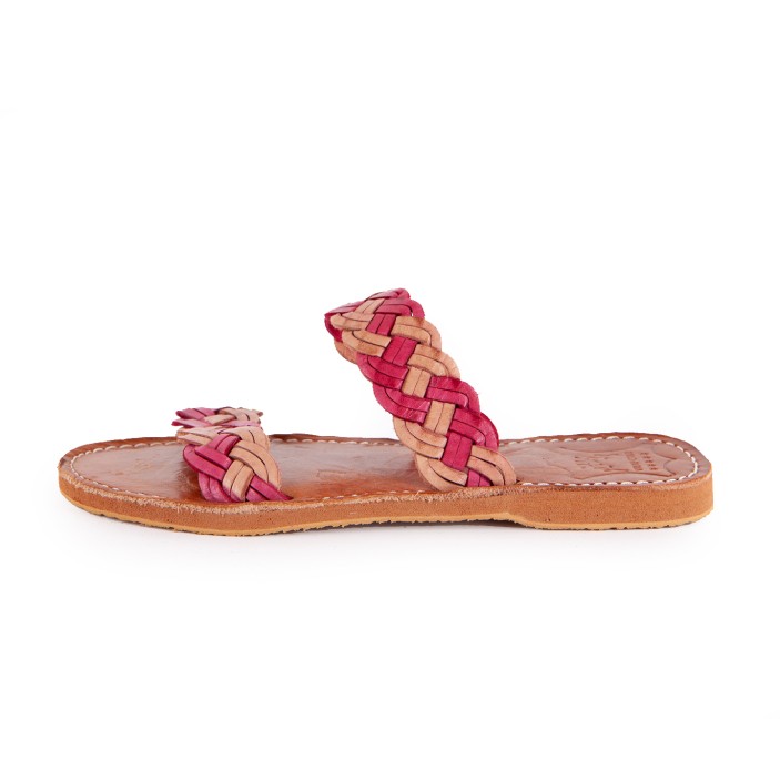 Wysokość obcasa laczków wynosi 1,5 cm. (2)