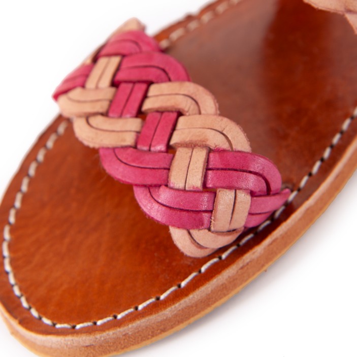 Ręcznie pleciona skóra pozostawiona w naturalnym odcieniu skóry.  (4)