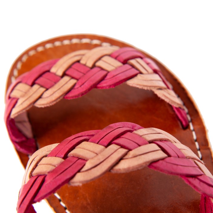 Ręcznie pleciona skóra pozostawiona w naturalnym odcieniu skóry.  (5)