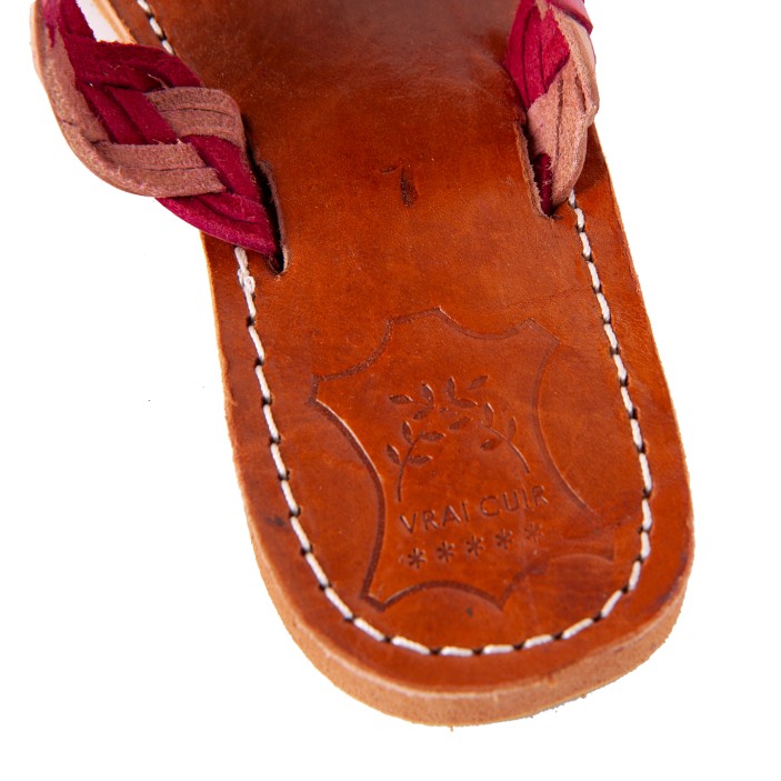 Na podeszwie laczków wybita została pieczątka rzemieślnika, który wykonał obuwie.  (6)