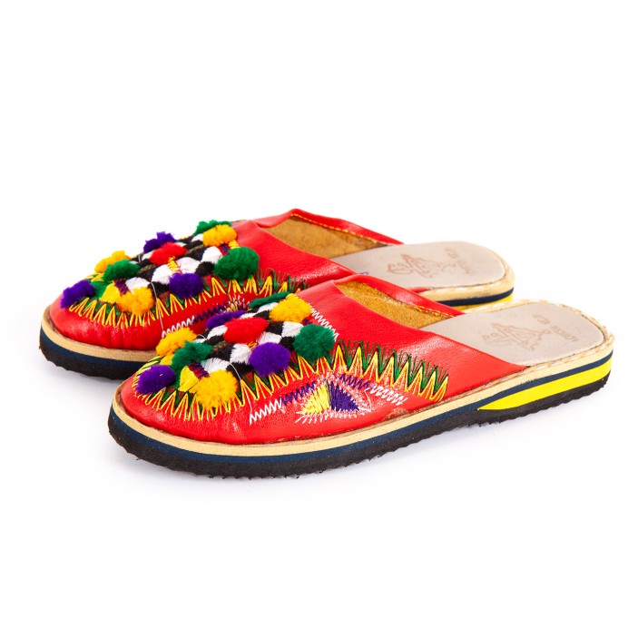 Tradycyjne marokańskie laczki z unikatowym haftem w berberskie wzory. Wykonane z miękkiej, naturalnej skóry zabarwionej na czerwony kolor. Haft wykończony został wzorem w biała geometryczne wzory. (1)