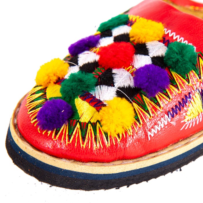 Wierzch laczków został przyozdobiony kolorowymi pomponami. (4)