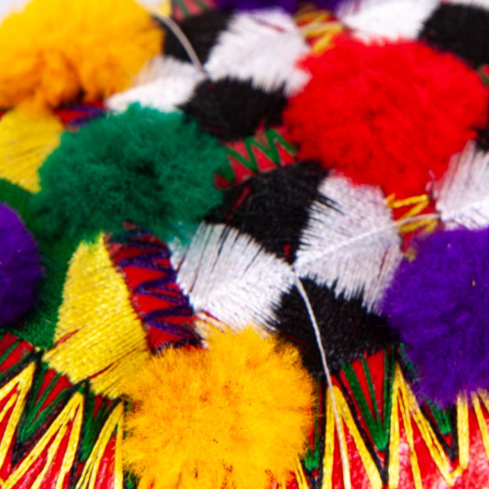 Wierzch laczków został przyozdobiony kolorowymi pomponami. (5)