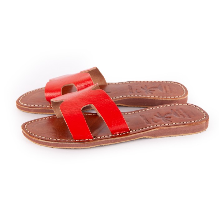 Para laczków, wykonana z naturalnej, miękkiej skóry. Góra laczka wykonana została z jednego kawałka skóry, który został zabarwiony na czerwony kolor, a następnie polakierowany. Laczki są niezwykle komfortowe i wygodne do noszenia. Dodają lekkości i unikatowego wyglądu każdej stylizacji. (1)