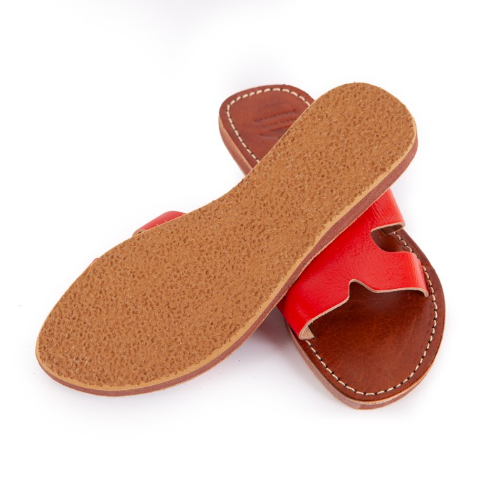 Klapki mają grubą podeszwę, która umożliwia ich noszenie na zewnątrz.  (3)