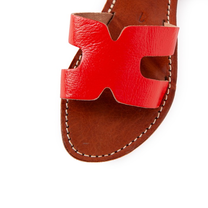 Minimalistyczne obszycie pięknie kontrastuje z czerwonym kolorem skóry. (5)