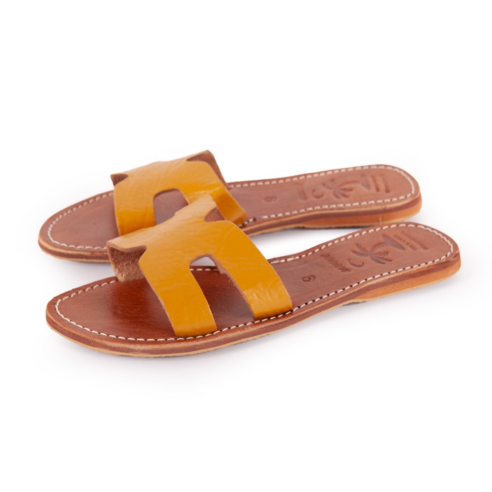 Para laczków, wykonana z naturalnej, miękkiej skóry. Góra laczka wykonana została z jednego kawałka skóry pomalowanego w kolorze szafranu, a następnie polakierowany. Laczki są niezwykle komfortowe i wygodne do noszenia. Dodają lekkości i unikatowego wyglądu każdej stylizacji. (1)