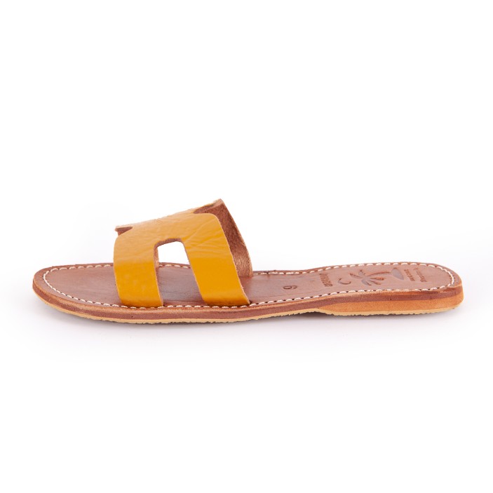 Wysokość obcasa laczków wynosi 1,5 cm. (2)