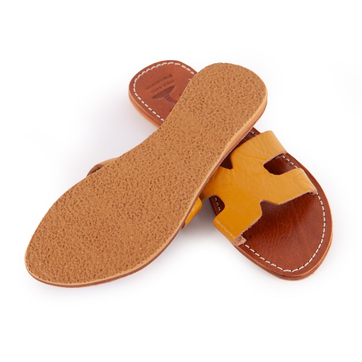 Klapki mają grubą podeszwę, która umożliwia ich noszenie na zewnątrz.  (3)