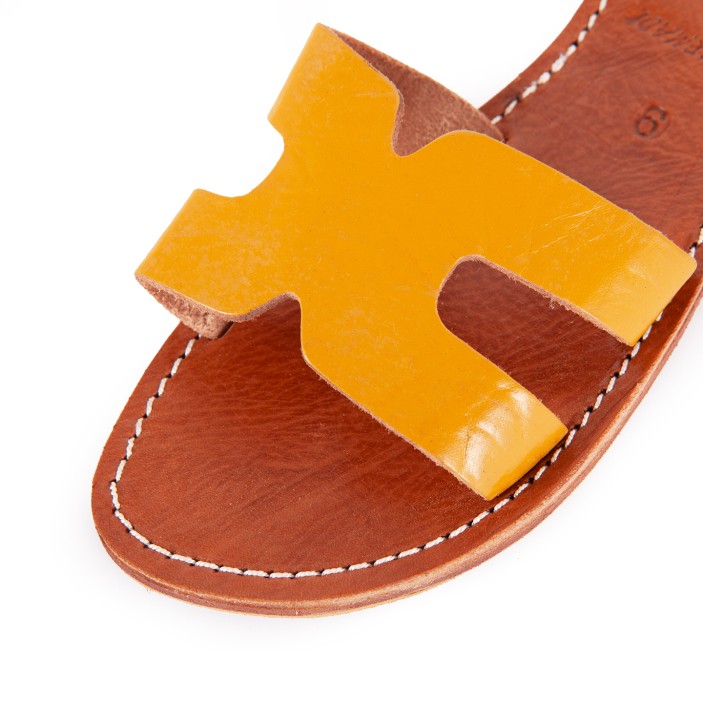 Naturalna skóra została zafarbowana, a następnie polakierowana. (4)