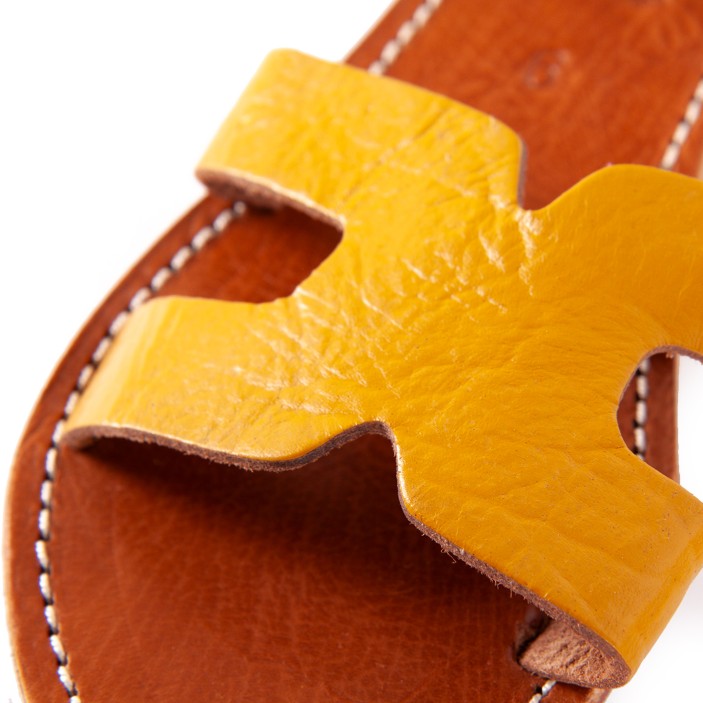 Minimalistyczne obszycie pięknie kontrastuje z naturalnym, szafranowym kolorem skóry. (5)