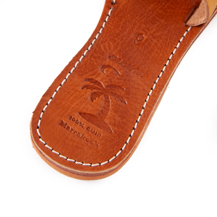 Na podeszwie laczków wybita została pieczątka rzemieślnika, który wykonał obuwie.  (6)