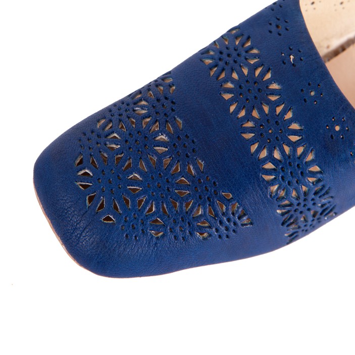 Naturalna skóra została zafarbowana na piękny, granatowy kolor, a następnie marokańscy rzemieślnicy ręcznie wytłoczyli ażurowy wzór.  (4)