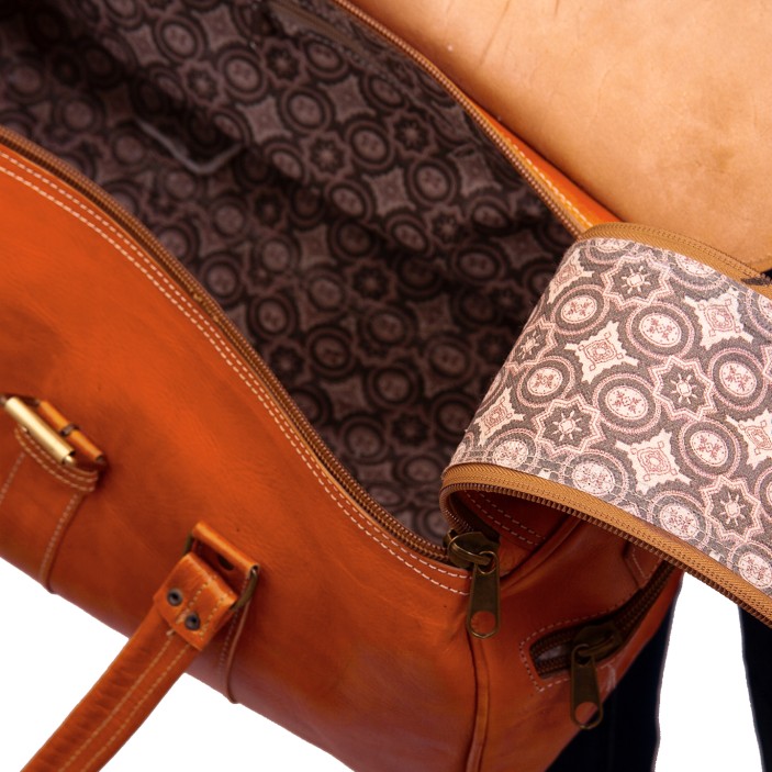 Torba podróżna handmade z Maroka. Skóra naturalna, koniakowy kolor, styl vintage, pojemna i unikalna torba na wyjazd lub prezent. (8)