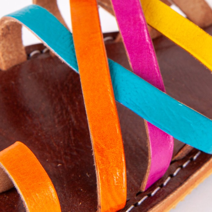 Ręcznie wykonane sandały z naturalnej skóry, unikatowe kolory, wygoda i rzemieślnicza precyzja – każda para to indywidualny styl. (4)