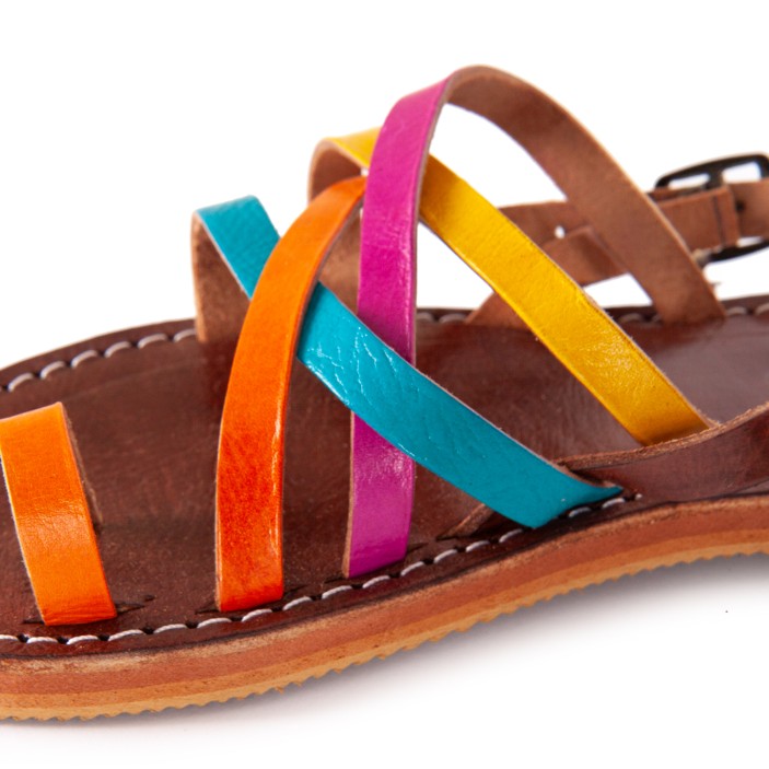 Ręcznie wykonane sandały z naturalnej skóry, unikatowe kolory, wygoda i rzemieślnicza precyzja – każda para to indywidualny styl. (5)