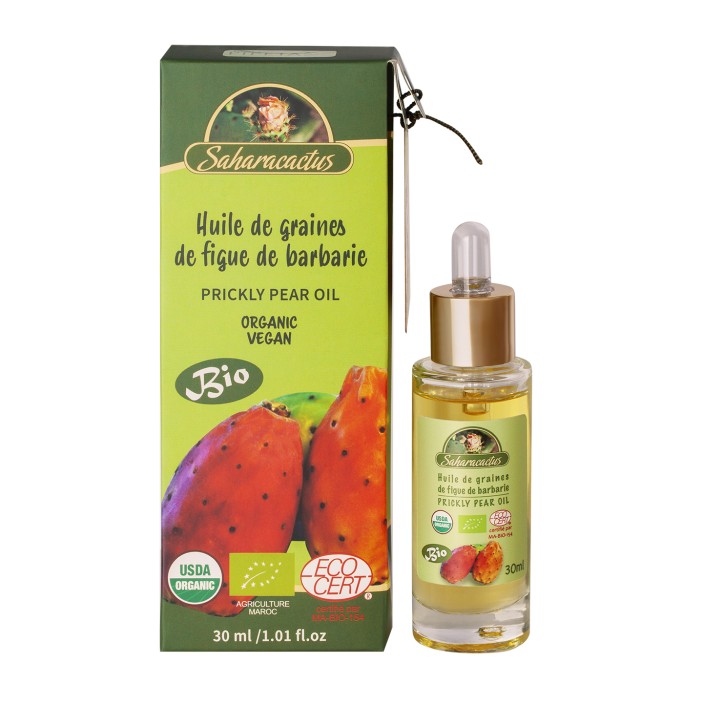 Olej z opuncji figowej zapakowany jest w szklaną butelkę z przezroczystego szkła oraz złotą pipetkę, ułatwiającą precyzyjne dozowanie produktu. Oryginalnie olej zapakowany jest w zielony kartonik z wizerunkiem owocu opuncji figowej, z którego pozyskuje się małe pestki, do wytłoczenia tego cennego surowca. Olej z opuncji figowej polecany jest do pielęgnacji skóry dojrzałej oraz z pierwszymi oznakami starzenia. Redukuje widoczność zmarszczek oraz poprawia napięcie skóry. (1)