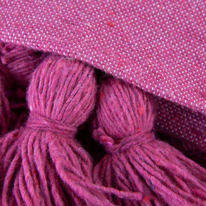 Kwadratowa narzuta bawełniana w kolorze malinowym. Ręcznie tkany pled z frędzlami. Wyrazisty dodatek w stylu boho do salonu i sypialni. (2)