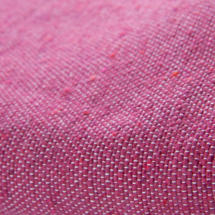 Kwadratowa narzuta bawełniana w kolorze malinowym. Ręcznie tkany pled z frędzlami. Wyrazisty dodatek w stylu boho do salonu i sypialni. (3)