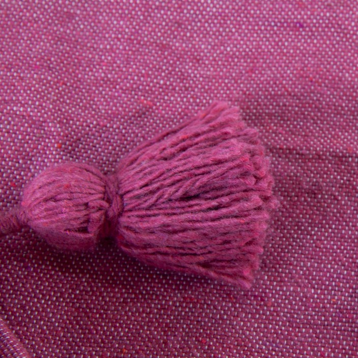 Kwadratowa narzuta bawełniana w kolorze malinowym. Ręcznie tkany pled z frędzlami. Wyrazisty dodatek w stylu boho do salonu i sypialni. (4)