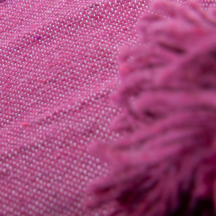 Kwadratowa narzuta bawełniana w kolorze malinowym. Ręcznie tkany pled z frędzlami. Wyrazisty dodatek w stylu boho do salonu i sypialni. (5)