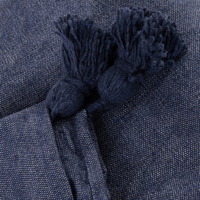 Ręcznie tkany pled bawełniany w kolorze indygo. Granatowa narzuta z chwostami. Klasyczny koc w stylu denim do sypialni i salonu. (3)