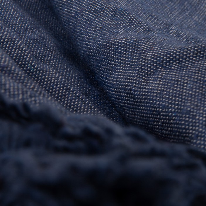 Ręcznie tkany pled bawełniany w kolorze indygo. Granatowa narzuta z chwostami. Klasyczny koc w stylu denim do sypialni i salonu. (5)