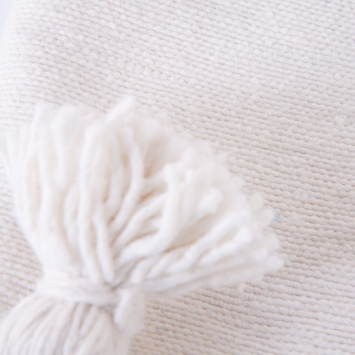 Kwadratowa narzuta bawełniana w kolorze kremowym. Ręcznie tkany pled z puszystymi chwostami. Idealny do sypialni w stylu boho i skandynawskim. (4)