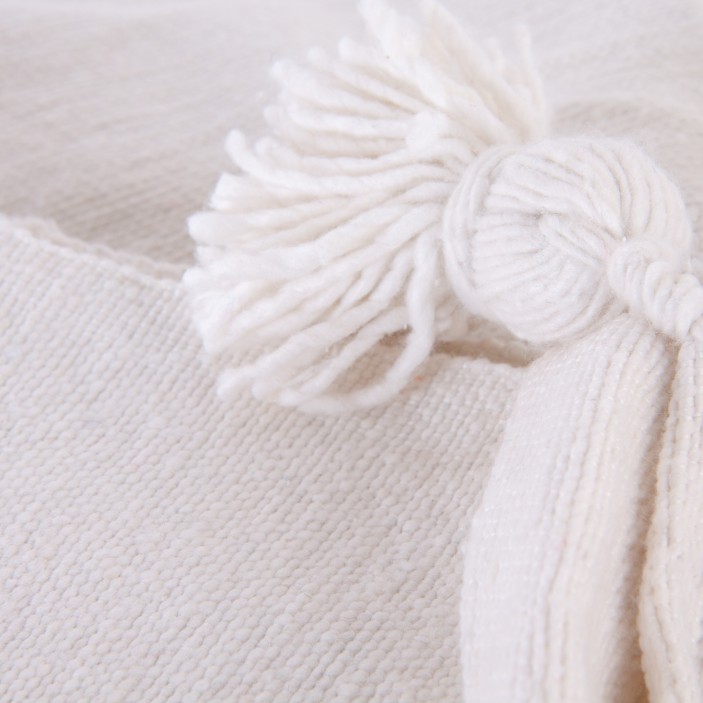 Kwadratowa narzuta bawełniana w kolorze kremowym. Ręcznie tkany pled z puszystymi chwostami. Idealny do sypialni w stylu boho i skandynawskim. (5)