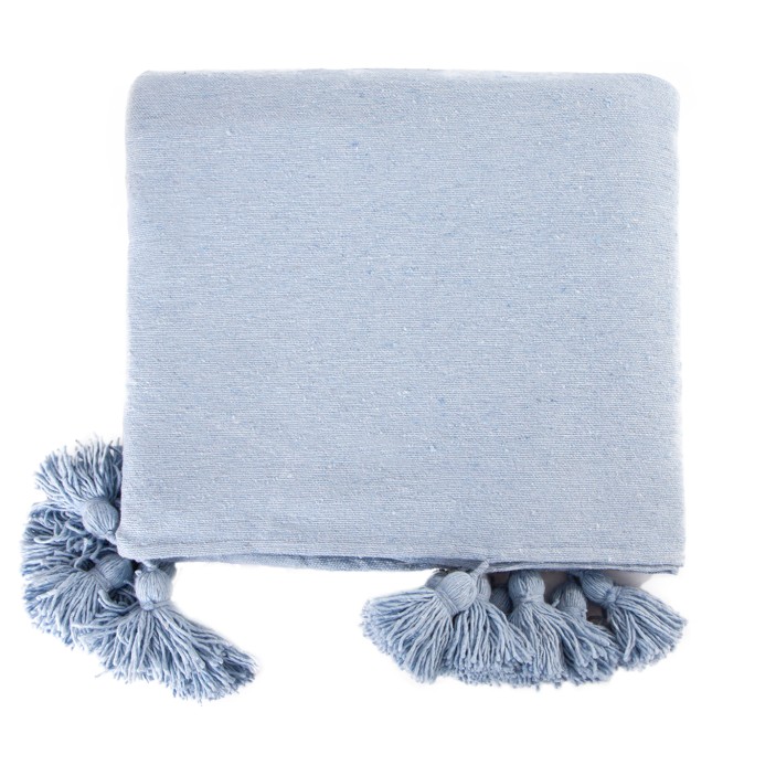 Kwadratowa narzuta bawełniana w kolorze jasnoniebieskim. Ręcznie tkany pled z chwostami. Pastelowy dodatek do sypialni i salonu. (1)
