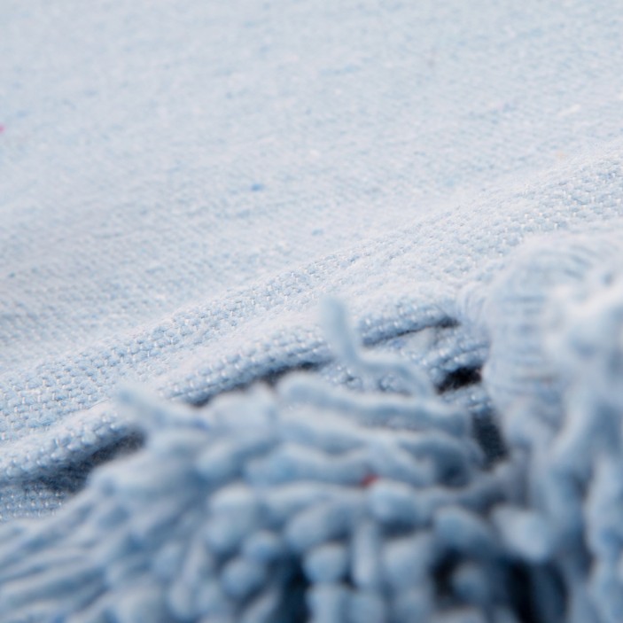 Kwadratowa narzuta bawełniana w kolorze jasnoniebieskim. Ręcznie tkany pled z chwostami. Pastelowy dodatek do sypialni i salonu. (3)