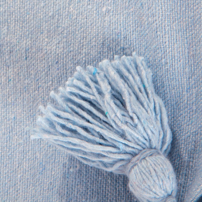 Kwadratowa narzuta bawełniana w kolorze jasnoniebieskim. Ręcznie tkany pled z chwostami. Pastelowy dodatek do sypialni i salonu. (4)