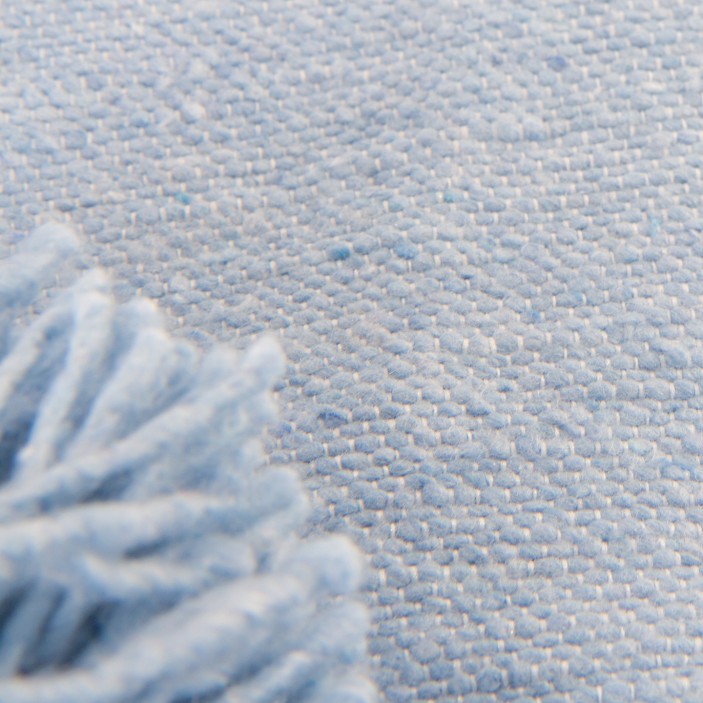 Kwadratowa narzuta bawełniana w kolorze jasnoniebieskim. Ręcznie tkany pled z chwostami. Pastelowy dodatek do sypialni i salonu. (5)