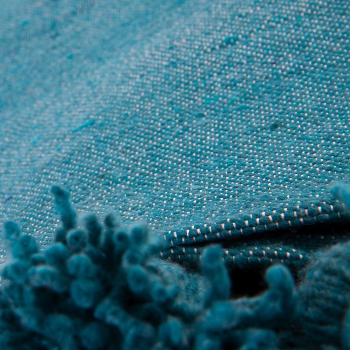 Morska narzuta bawełniana w kolorze turkusowym. Ręcznie tkany pled z frędzlami. Energetyczny dodatek w stylu boho do sypialni i salonu. (3)