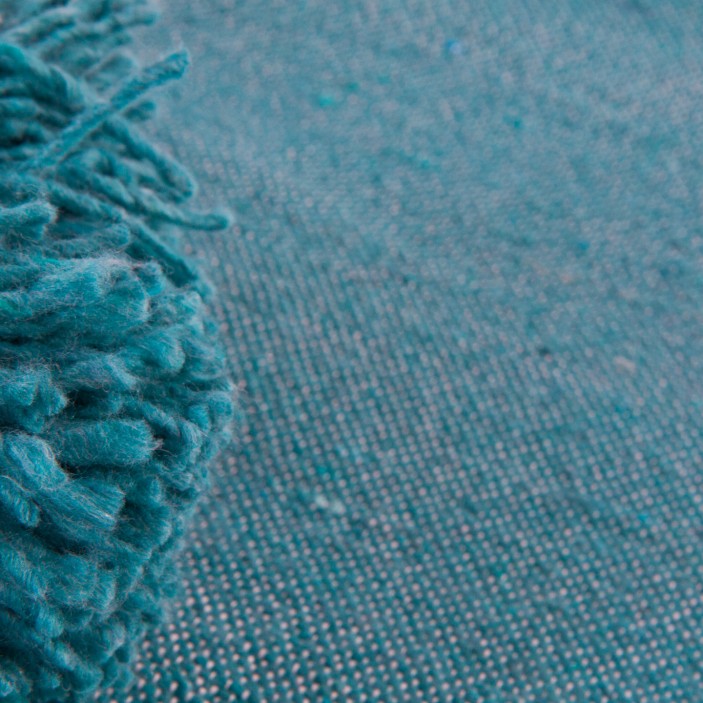 Morska narzuta bawełniana w kolorze turkusowym. Ręcznie tkany pled z frędzlami. Energetyczny dodatek w stylu boho do sypialni i salonu. (4)