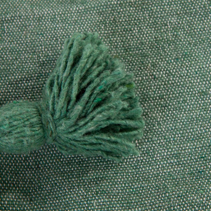 Zielony pled bawełniany. Ręcznie tkana narzuta w kolorze szałwiowym z chwostami. Idealny bieżnik na łóżko i do fotela. (2)