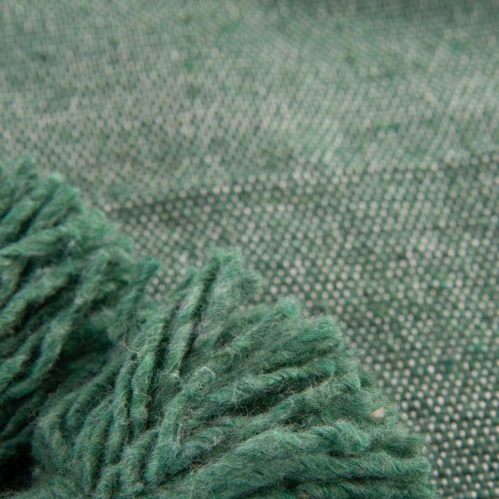 Zielony pled bawełniany. Ręcznie tkana narzuta w kolorze szałwiowym z chwostami. Idealny bieżnik na łóżko i do fotela. (4)