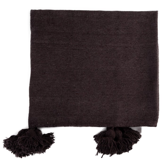 Czekoladowy pled bawełniany. Ręcznie tkana narzuta w kolorze ciemnego brązu z chwostami. Elegancki dodatek do sypialni i gabinetu. (1)